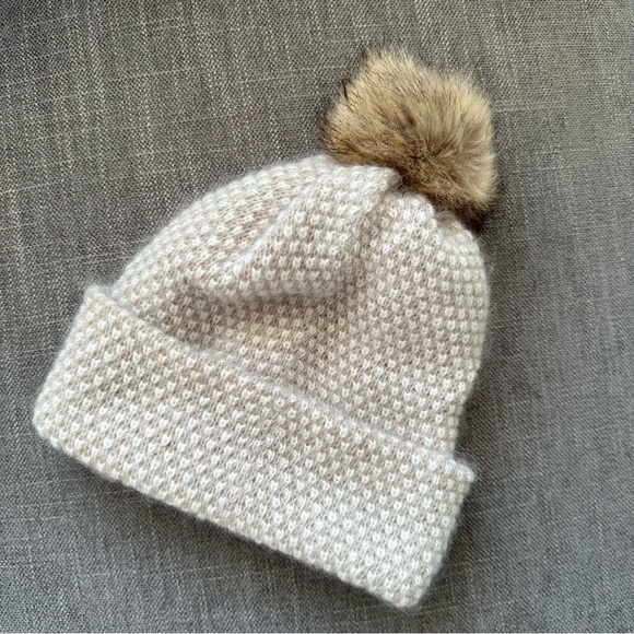 Knitted Pom Pom hat - Picture 1 of 3